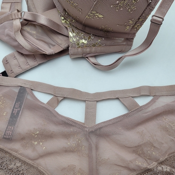 Victoria's Secret Bombshell 38C Bra & Very Sexy Cheeky Panty - Picture 8 of 10